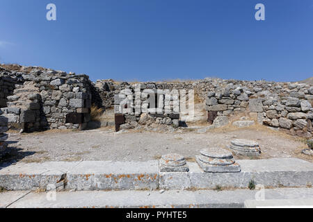 Ruinen des einst imposanten porticoed Innenhof Eingang in die ptolemäische Garnison post, antiken Stadt Thera, Santorini, Griechenland. Das Gebäude f Stockfoto