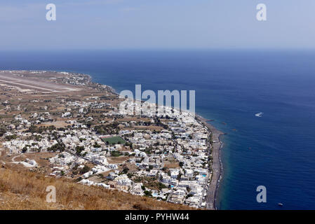 Blick auf den Ferienort Kamari von antiken Thera auf dem Gipfel des Profitis Ilias. Santorini. Griechenland. Stockfoto