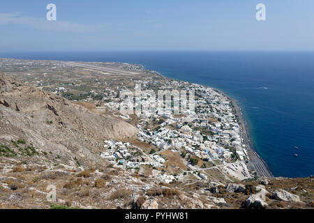 Blick auf den Ferienort Kamari von antiken Thera auf dem Gipfel des Profitis Ilias. Santorini. Griechenland. Stockfoto