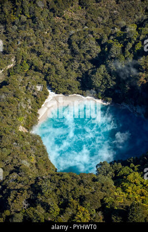 Inferno Krater, das Vulkantal Waimangu, in der Nähe von Rotorua, North Island, Neuseeland - Antenne Stockfoto