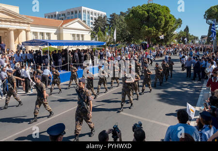 28/10/18: Zypern: zyprischen Soldaten auf der Parade zum Gedenken an Ochi Tag in die Stadt Paphos, Zypern. Stockfoto