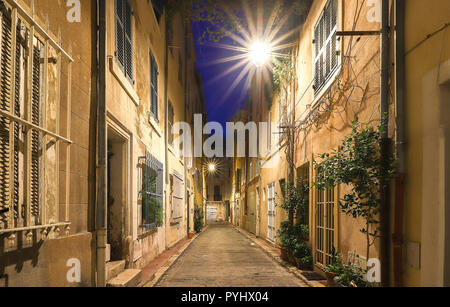 Die alte Straße im historischen Viertel Panier von Marseille im Süden Frankreichs in der Nacht Stockfoto