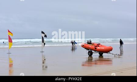 RNLI Strand Sicherheit Flaggen und aufblasbare Rettungsboote, Perranporth Beach, Cornwall, England, Großbritannien Stockfoto