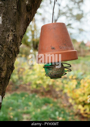 Home weit Kugel Vogelfutter Inhaber eine alte Terrakotta Topf und einige Kabel. Stockfoto