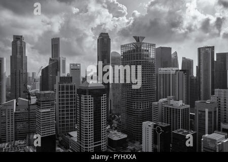 Schwarz-Weiß-Ansicht von kommerziellen Wolkenkratzern und Bürogebäuden im zentralen Geschäftsviertel. Singapur. Stockfoto