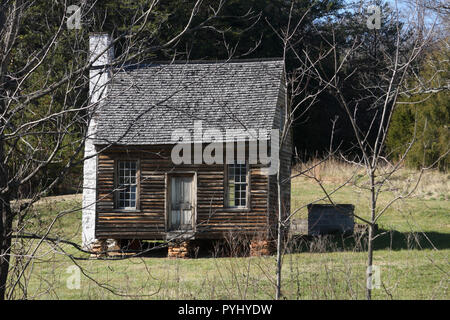 Kleines Haus auf dem Gebiet der ländlichen Virginia anmelden Stockfoto