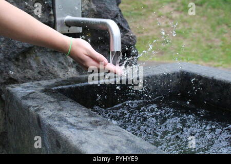 Freeze-Bewegung von Wasser in einem Springbrunnen in Deutschland. Stockfoto
