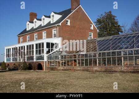 Großes Bauernhaus im ländlichen Virginia, USA, mit Gewächshaus an das Gebäude angeschlossen Stockfoto