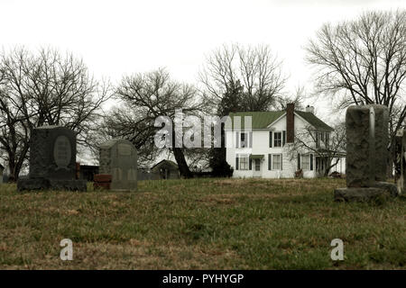 Haus im ländlichen Virginia mit kleinem Friedhof auf dem Grundstück, USA Stockfoto