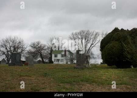 Haus in ländlichen Virginia mit kleinen Friedhof auf dem Grundstück Stockfoto