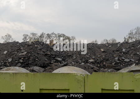 Der Müll in Form von einem Berg von alten Asphalt Stockfoto