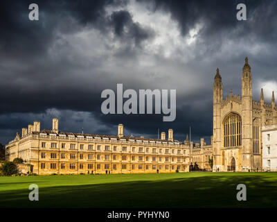 Cambridge University Kings College Chapel (1446 von Henry VI gegründet) und Clare College, Teil der Universität Cambridge, unter stürmischem Himmel Stockfoto