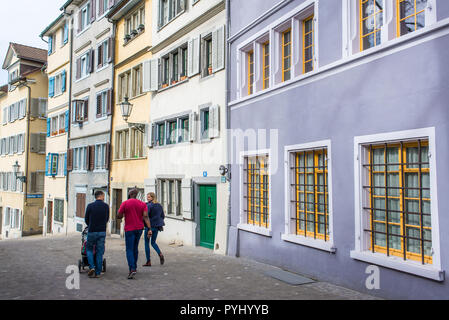 Zürich, Schweiz - März 2017: Junge Menschen zu Fuß in kleinen mittelalterlichen Straße Straße im Stadtzentrum von Zürich, Schweiz Stockfoto