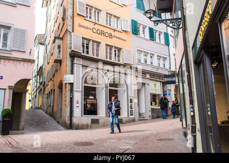 Zürich, Schweiz - März 2017: Menschen zu Fuß in posh Glockengasse High Street, einem kleinen mittelalterlichen Gasse mit eleganten Geschäften in der Zürcher Innenstadt, Sw Stockfoto