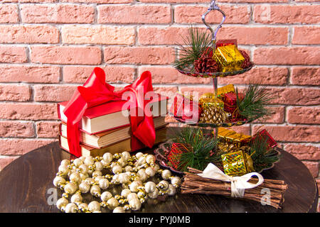 Weihnachten Dekorationen und Bücher auf einem Holztisch Stockfoto