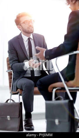 Zwei Geschäftsleute mit Aktentaschen in der Nähe von sich selbst Stockfoto