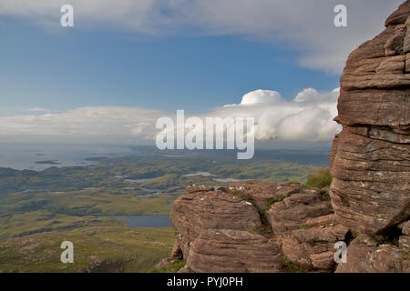 Hohe Blick über Assynt, Schottland von Ridge auf Stac Pollaidh Berg Stockfoto