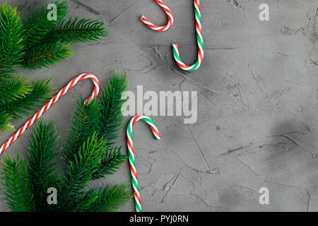 Zuckerstangen flach auf weißen Holzmöbeln Hintergrund legen. Weihnachten und Neujahr Dekoration. Stockfoto