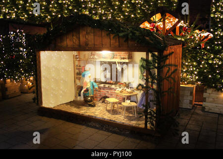 Beleuchtete Weihnachtsmarkt messe Kiosk. Verkauf von Glühwein, Weihnachtsbäume und Lebkuchen Stockfoto