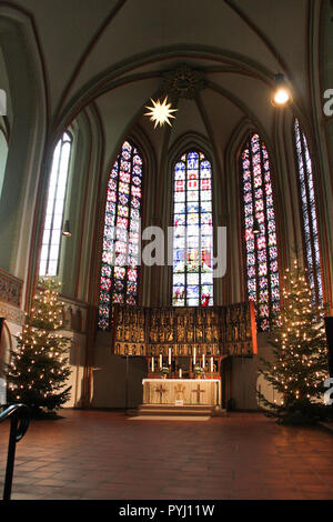 Lüneburg, Deutschland - 10.12.2017: Weihnachten Altar in der katholischen Kirche und Glasmalerei dahinter Stockfoto