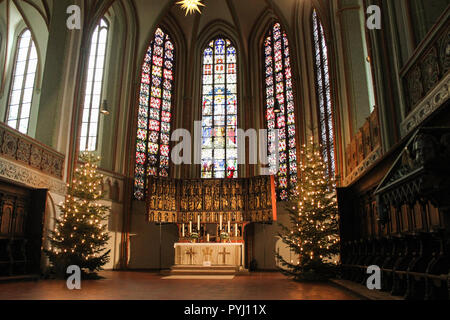 Lüneburg, Deutschland - 10.12.2017: Weihnachten Altar in der katholischen Kirche und Glasmalerei dahinter Stockfoto