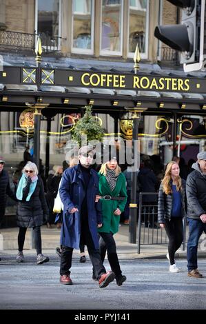 Menschen in Harrogate, in der Nähe von Betty's Café North Yorkshire England Großbritannien Stockfoto