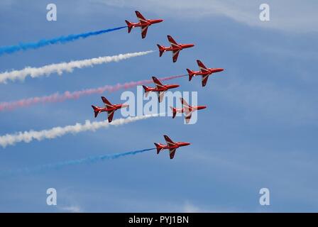 RAF aerobatic Display Team Die roten Pfeile über dem Meer bei Hastings in East Sussex, England am 21. Juli 2018 durchzuführen. Stockfoto