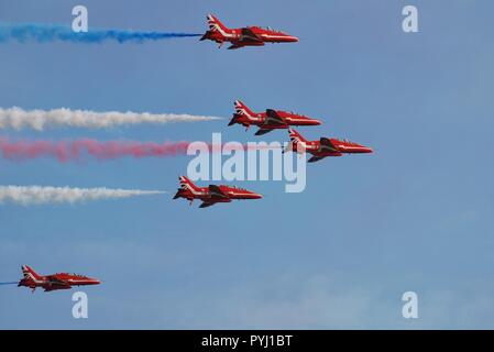 RAF aerobatic Display Team Die roten Pfeile über dem Meer bei Hastings in East Sussex, England am 21. Juli 2018 durchzuführen. Stockfoto