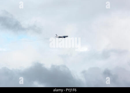 Moskau, Russland - Juli 8, 2016: UTair Boeing 737 ab Flughafen Vnukovo. Flugzeug steigt in den Himmel. Stockfoto