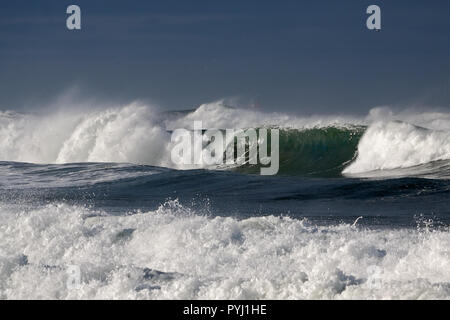 Ocean Waves sehen Spray durch Wind und ein Rohr in die portugiesische Küste Stockfoto