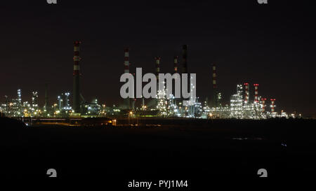 Teil einer großen Ölraffinerie- und bei Nacht Stockfoto