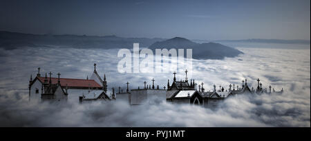 Panorama - konzeptionelle Bild über den Tod mit Friedhof in der Oberseite der Welt in der Dämmerung Stockfoto