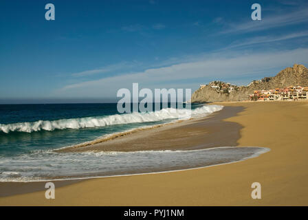 Großen Pazifischen Ozean Wellen, Hotels in der Nähe von Playa Solmar in Cabo San Lucas, Baja California Sur, Mexiko Stockfoto