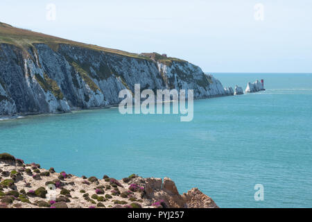 Blick auf den Nadeln und Leuchtturm auf der Insel Wight vom Strand Sessellift Stockfoto