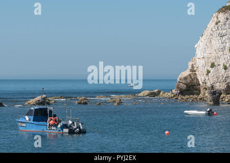 Freshwater Bay auf der Isle of Wight England UK. Fischerboot in der Bucht vor Anker Stockfoto