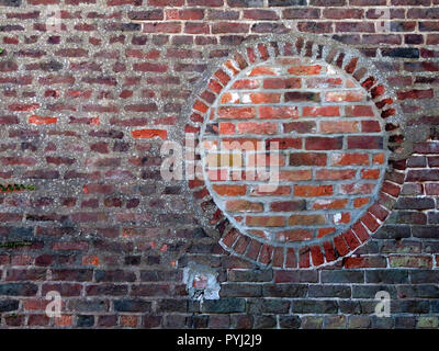 Zugemauert runden Fenster Öffnung mit kontrastreichen roten Backsteine in Bawtry South Yorkshire England Stockfoto