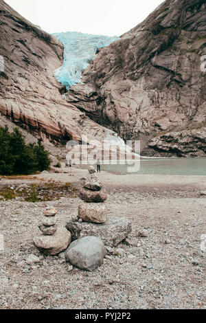 Gletscher in Norwegen mit Blocklagerung Steine im Vordergrund. Stockfoto