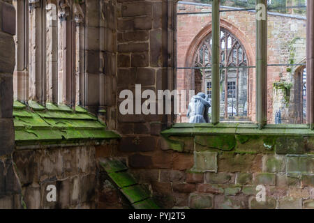 Die Ruinen der alten Kathedrale von Coventry mit der Skulptur 'Versöhnung' in einem der Fenster eingerahmt; West Midlands, UK Stockfoto