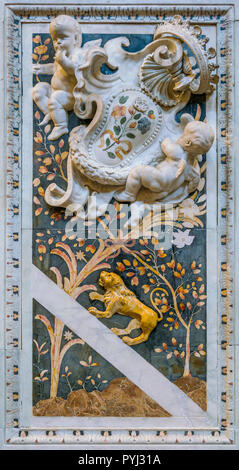 Barocke bas relieft in der Kirche Santa Caterina in Palermo. Sizilien, Süditalien. Stockfoto