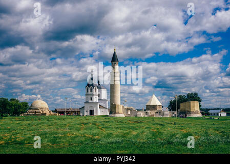 Tempel und Gebäude des Bolghar Hill Fort, Rusiia. Die Ruinen der Kathedrale Moschee mit Minarett, 1352 Kirche, östlichen und nördlichen Mausoleum. Stockfoto