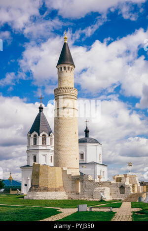 Die Ruinen der Kathedrale Moschee mit Minarett. 1352 Kirche im Hintergrund. Bolghar, Russland. Stockfoto