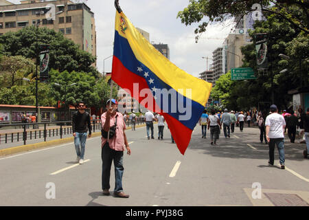 Venezuela vom 19. Juni 2017: Anti Nicolas Maduro Demonstranten marschieren zu den Nationalen Wahlrat (CNE) in eine massive Demonstration gegen die Diktatur Stockfoto