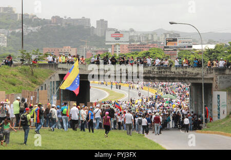 Caracas Venezuela vom 19. Juni 2017: Anti Nicolas Maduro Demonstranten marschieren zu den Nationalen Wahlrat (CNE) in eine massive Demonstration Stockfoto