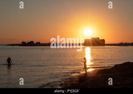 Die Sonne geht hinter Schloss in Paphos Paphos, Zypern Stockfoto