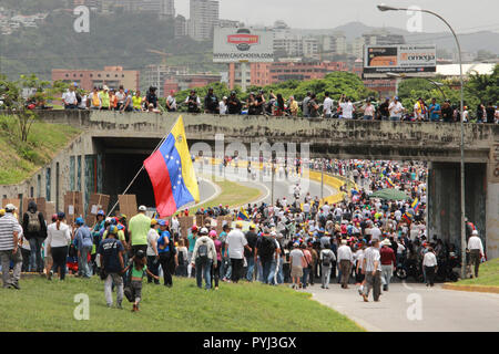 Caracas Venezuela -04/26/2017: Demonstranten eine Landstraße in Caracas geschlossen, während die an der Veranstaltung teilnehmen, die Mutter aller Proteste Stockfoto