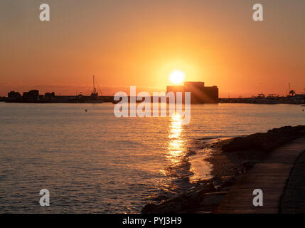 Die Sonne geht hinter Schloss in Paphos Paphos, Zypern Stockfoto