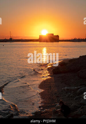Die Sonne geht hinter Schloss in Paphos Paphos, Zypern Stockfoto
