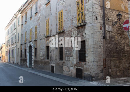 Italien, Lombardei - 24. Dezember 2017: Der Blick auf ein altes Gebäude in der Via Musei in Brescia am 24. Dezember 2017, Lombardei, Italien. Stockfoto