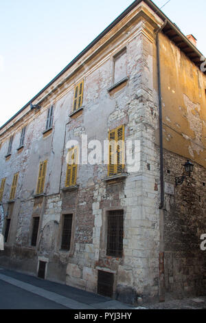 Italien, Lombardei - 24. Dezember 2017: Der Blick auf ein altes Gebäude in der Via Musei in Brescia am 24. Dezember 2017, Lombardei, Italien. Stockfoto