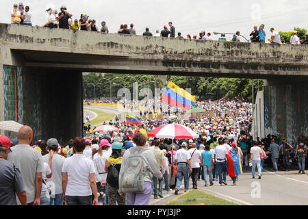 Caracas Venezuela -04/26/2017: Demonstranten eine Landstraße in Caracas geschlossen, während die an der Veranstaltung teilnehmen, die Mutter aller Proteste Stockfoto